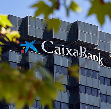 Espanha: CaixaBank multado em mais de 30 milhões de euros por falhas no combate ao branqueamento de capitais relacionadas com venda de imóvel em 2016