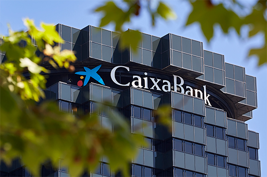 Espanha: CaixaBank multado em mais de 30 milhões de euros por falhas no combate ao branqueamento de capitais relacionadas com venda de imóvel em 2016